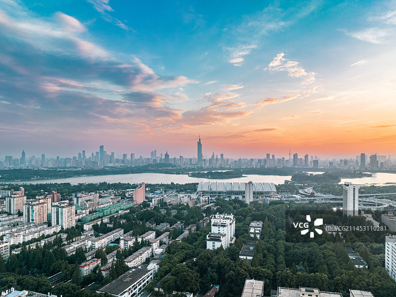 南京市玄武区新庄立交与玄武湖同框夏日晚霞航拍全景图片素材