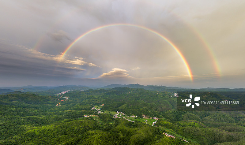航拍山上高空中形成的双彩虹图片素材