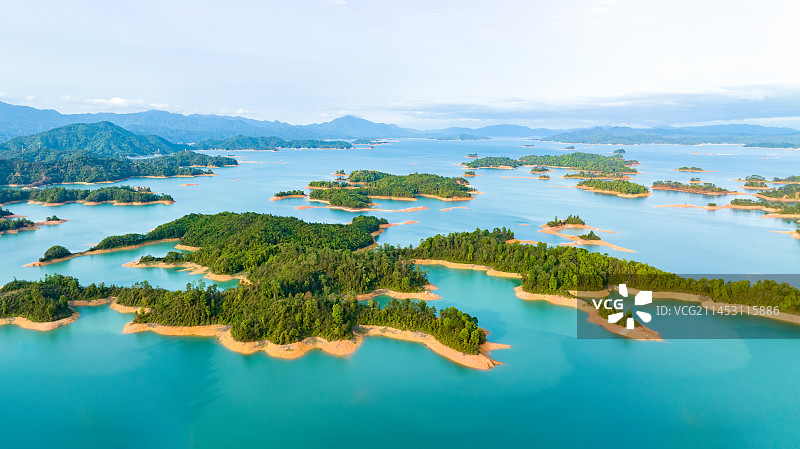 航拍广东万绿湖青山绿水通透的画面图片素材