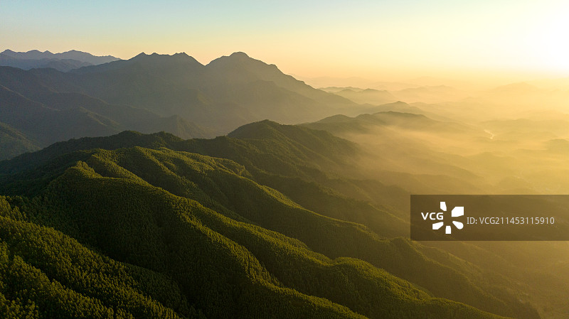 航拍南方绿色的高山壮美的山丘画面图片素材