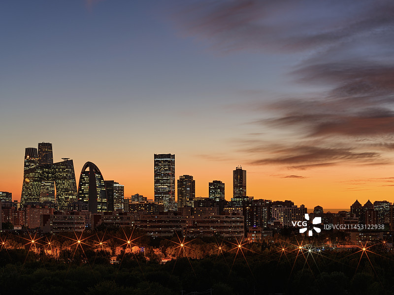 夕阳下的北京城市cbd夜景高楼林立图片素材