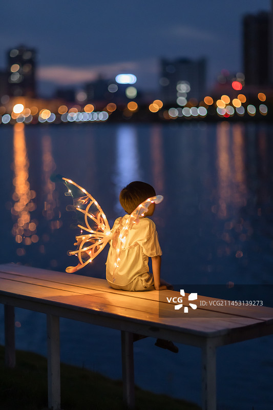 翅膀小男孩城市夜景图片素材
