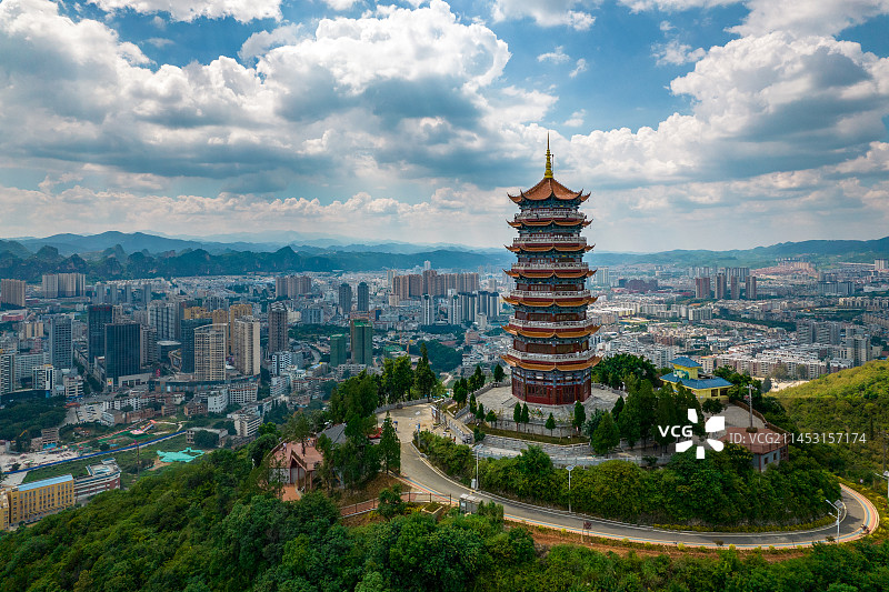 中国云南省文山州文山市文笔塔与城市天际线图片素材