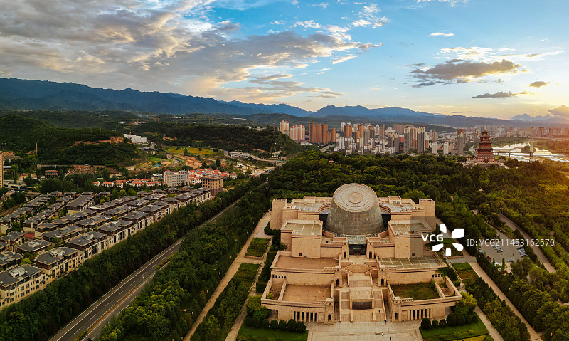 宝鸡 地标 夜景 宝鸡大剧院 国金中心 银泰 青铜器博物院 秦文化广场 石鼓阁图片素材