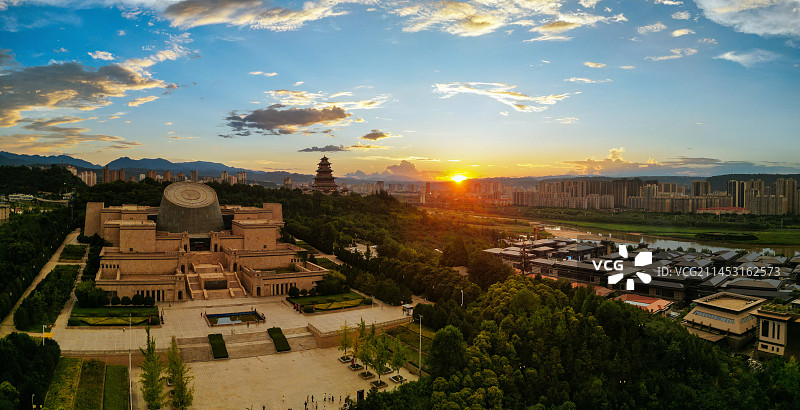 宝鸡 地标 夜景 宝鸡大剧院 国金中心 银泰 青铜器博物院 秦文化广场 石鼓阁图片素材