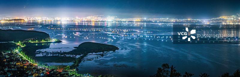万盏渔灯，星“坠”洱海,洱海梦幻渔火全景图图片素材