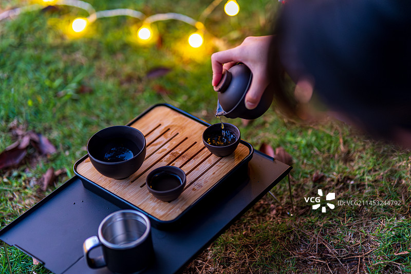 户外露营休息放松泡功夫茶图片素材