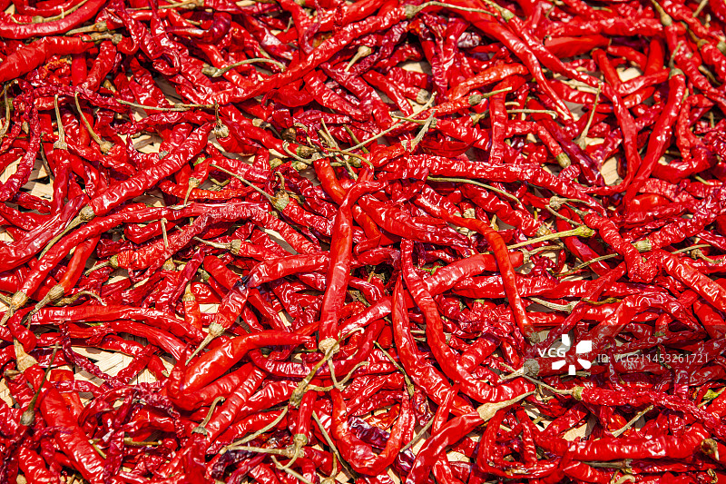 贵州省黔东南苗族侗族自治州黎平县肇兴侗寨房前晾晒红辣椒图片素材