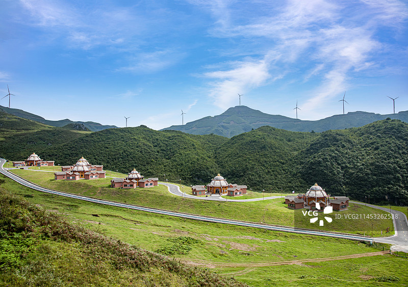 贵州省毕节市赫章县阿西里西韭菜坪景区山下的蒙古包图片素材