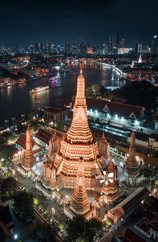 泰国曼谷郑王庙黎明寺夜游湄南河畔航拍城市风光图片素材