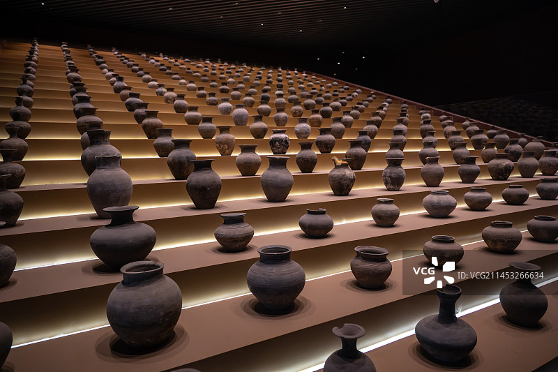 山西大同博物馆陶罐展台图片素材