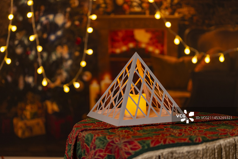 白色金字塔形圣诞蜡烛灯图片素材