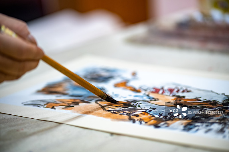 东方男人练国画图片素材