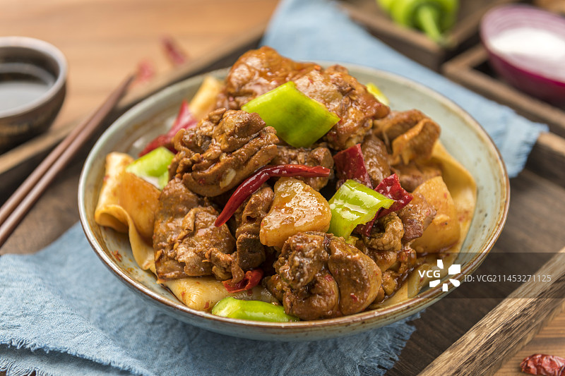 新疆美食大盘鸡摆放在桌面上特写图片素材