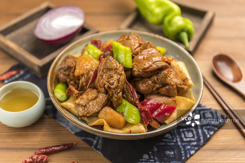 新疆美食大盘鸡摆放在桌面上特写图片素材