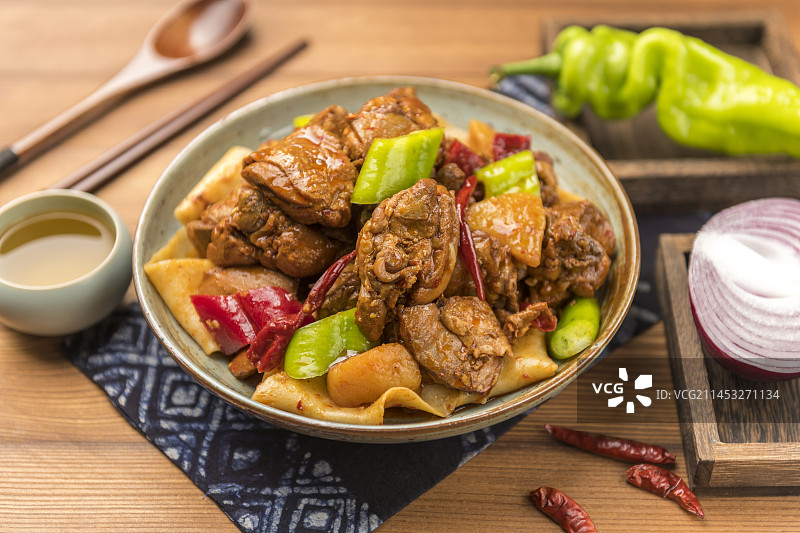 新疆美食大盘鸡摆放在桌面上特写图片素材