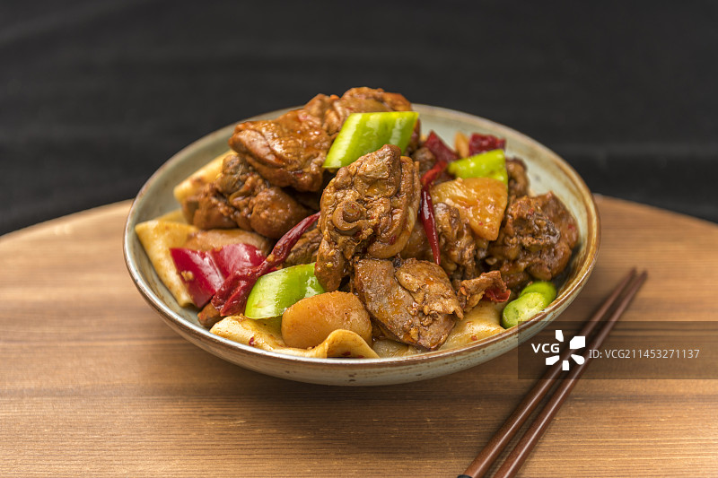 新疆美食大盘鸡摆放在桌面上特写图片素材