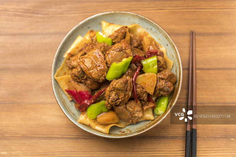 新疆美食大盘鸡摆放在桌面上特写图片素材