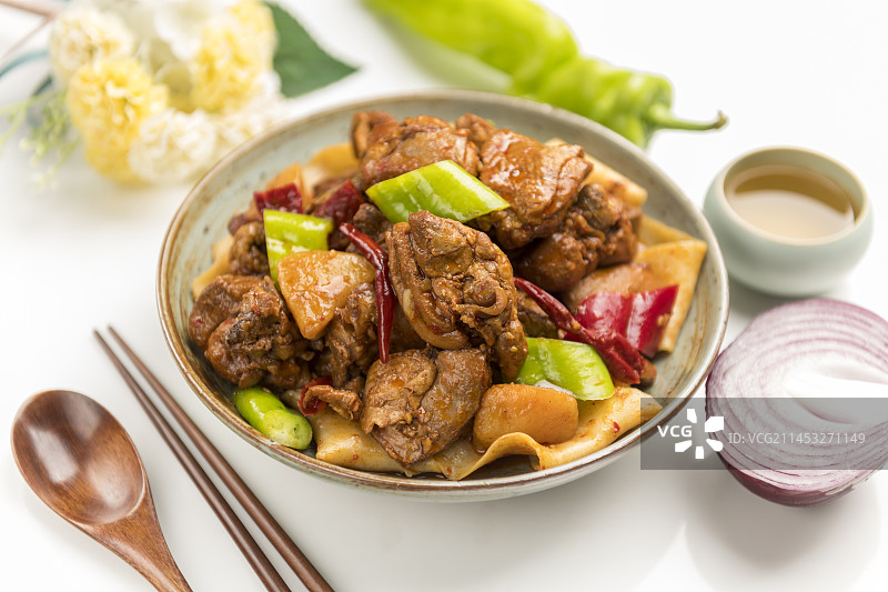 新疆美食大盘鸡摆放在桌面上特写图片素材