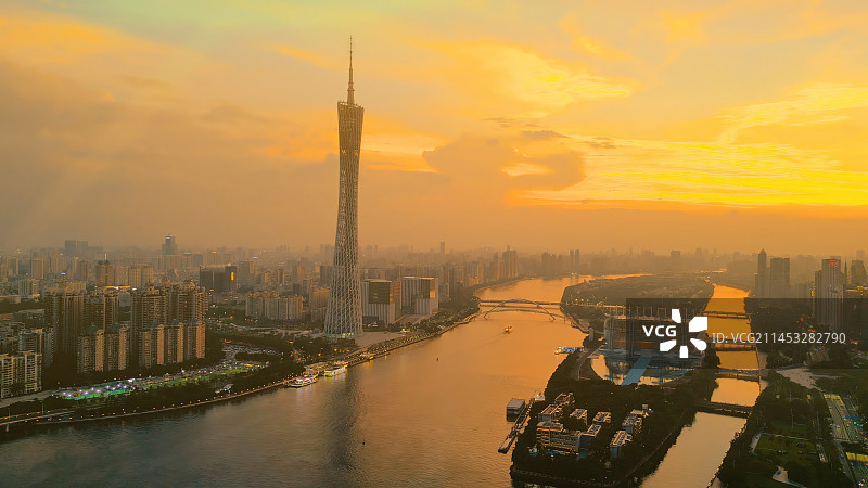 广州城市形象日出珠江两岸广州塔珠江新城猎德桥国际大都市经济特区中心密集办公楼高耸入云彩霞满天火烧云图片素材