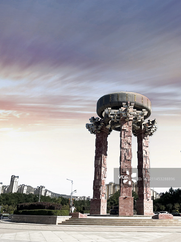 甘肃定西城市雕塑新莽权衡图片素材