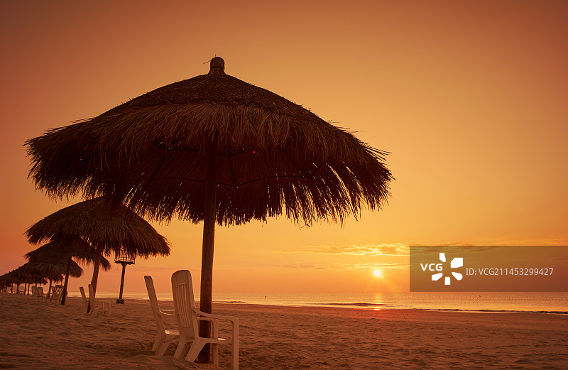 广东茂名浪漫海岸日出图片素材