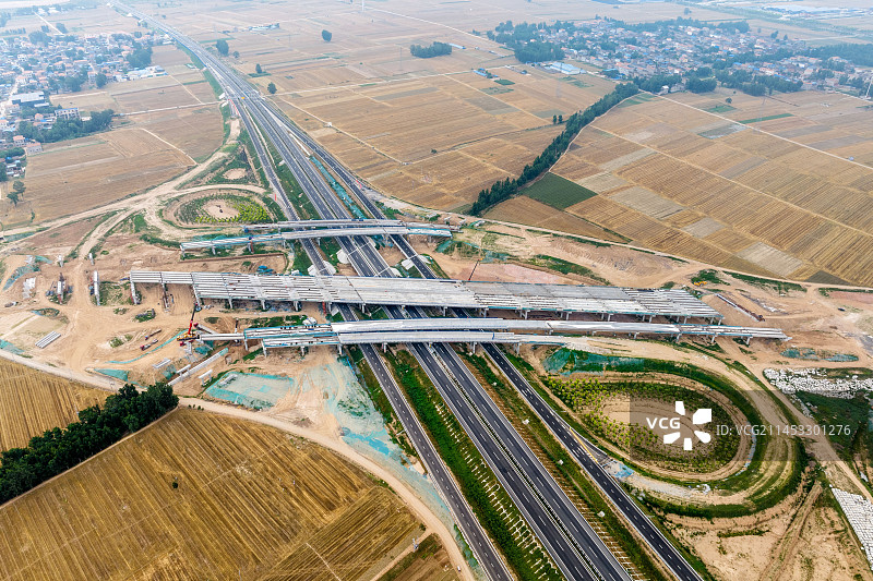 河南滑县：安罗高速跨越濮卫高速枢纽立交紧张施工图片素材