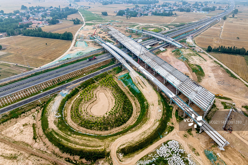 河南滑县：安罗高速跨越濮卫高速枢纽立交紧张施工图片素材