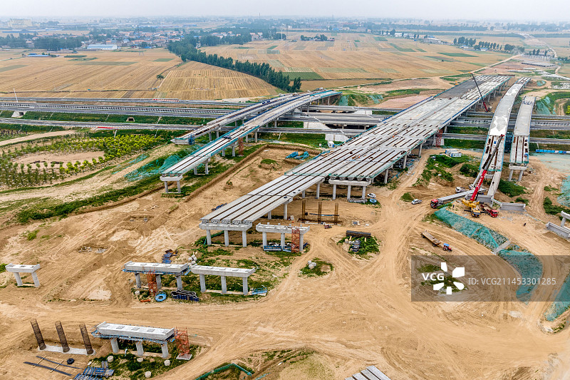 河南滑县：安罗高速跨越濮卫高速枢纽立交紧张施工图片素材