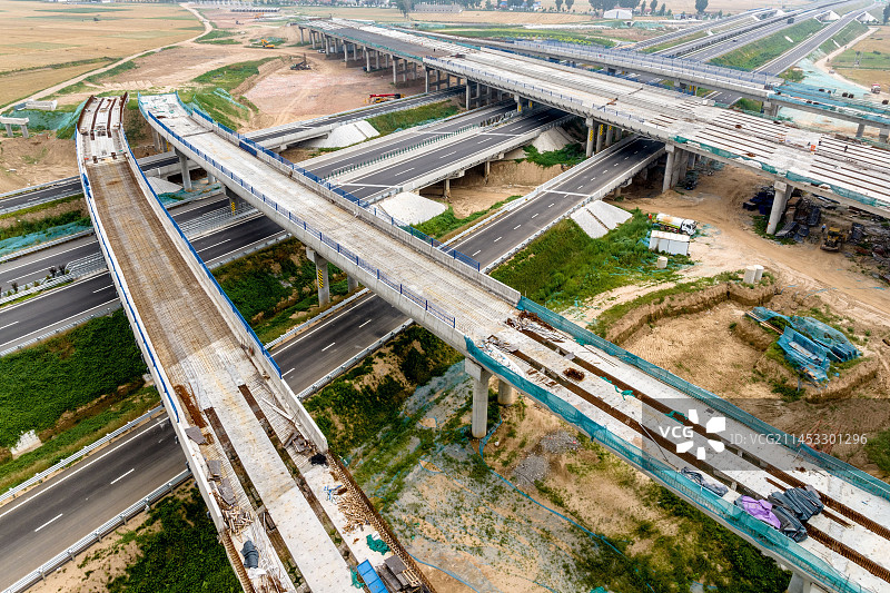 河南滑县：安罗高速跨越濮卫高速枢纽立交紧张施工图片素材