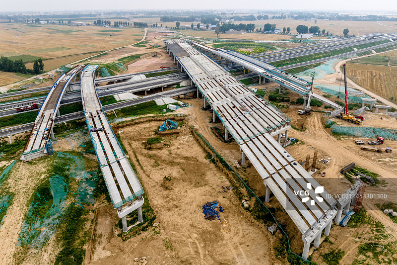 河南滑县：安罗高速跨越濮卫高速枢纽立交紧张施工图片素材