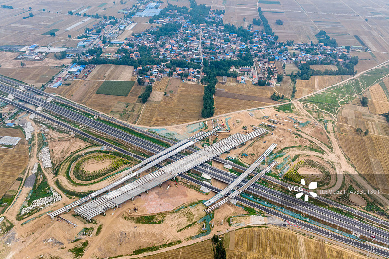 河南滑县：安罗高速跨越濮卫高速枢纽立交紧张施工图片素材