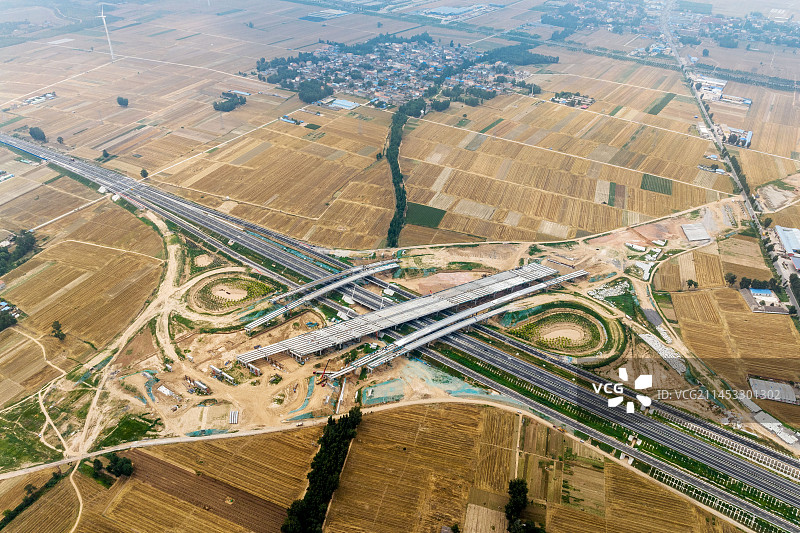 河南滑县：安罗高速跨越濮卫高速枢纽立交紧张施工图片素材