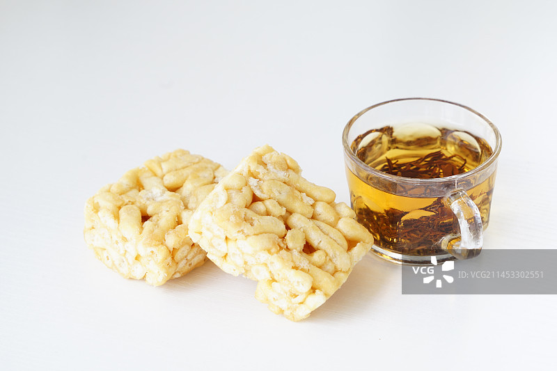 沙琪玛与一杯茶图片素材