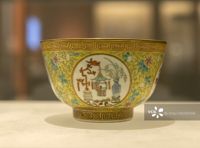 国家博物馆-智慧之光-光绪款黄地粉彩开光五谷丰登里缠枝葫芦碗-清光绪-国博馆藏图片素材