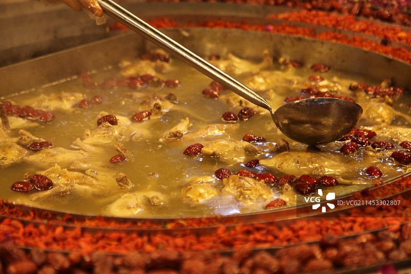 新疆喀什：特色美食——玫瑰花鸽子汤图片素材