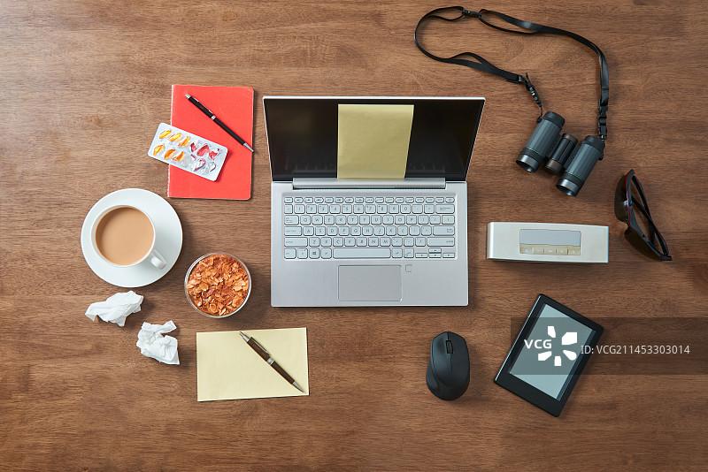 办公桌上的户外休闲用品和工作用品图片素材