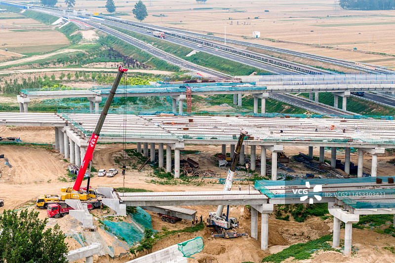 河南滑县：安罗高速跨越濮卫高速枢纽立交紧张施工图片素材