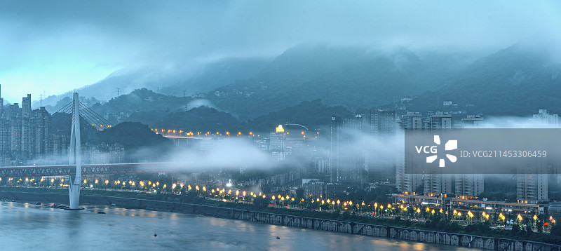 重庆城市建筑-雨中的主城图片素材
