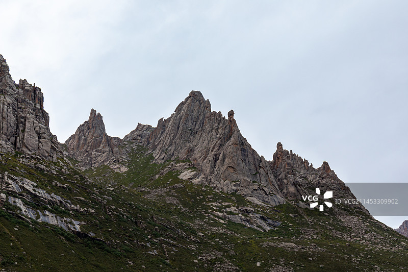 四川阿坝自治州莲宝叶则石头山景区怪石嶙峋奇形怪状的高大岩石山峰组成的魔幻世界图片素材