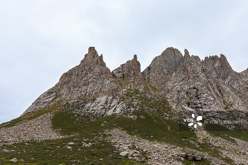 四川阿坝自治州莲宝叶则石头山景区怪石嶙峋奇形怪状的高大岩石山峰组成的魔幻世界图片素材