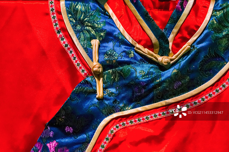 古董传统服装戏服的盘扣特写图片素材