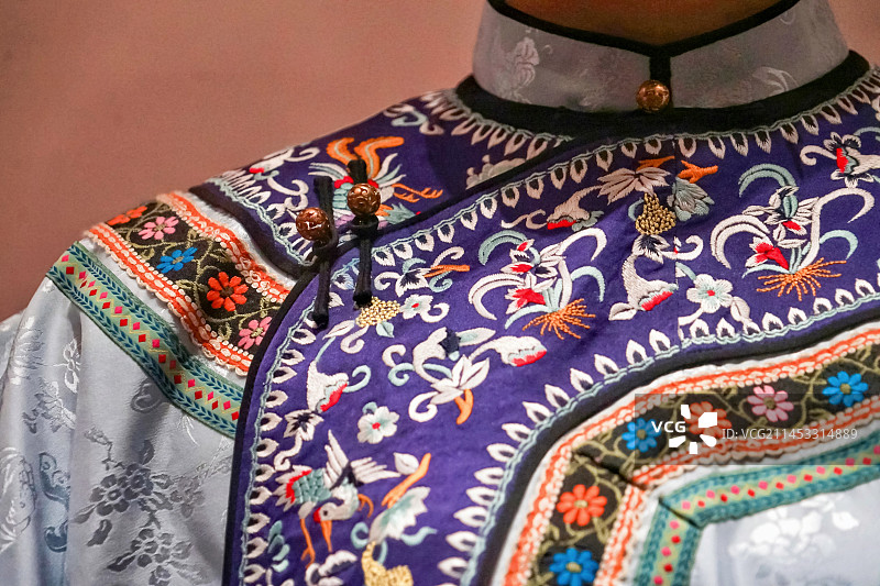 传统服饰精美刺绣图片素材