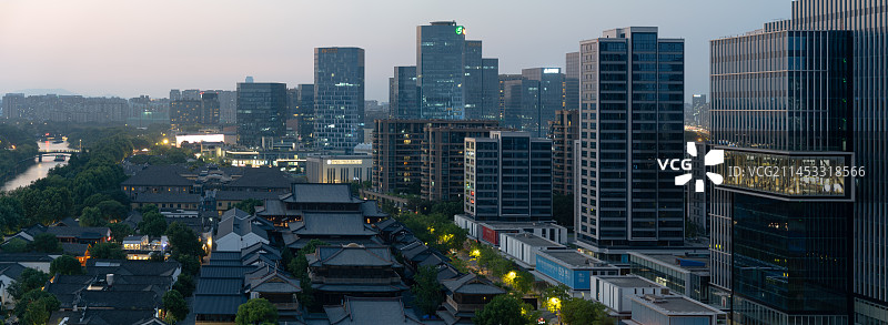 京杭大运河畔香积寺与杭州英蓝中心 古今交融图片素材