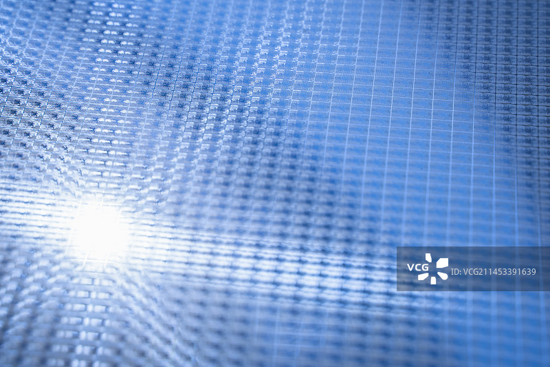 闪着光芒的芯片晶圆局部特写图片素材