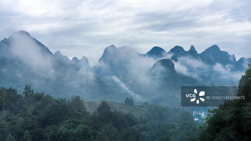 桂林阳朔相公山云雾仙境图片素材