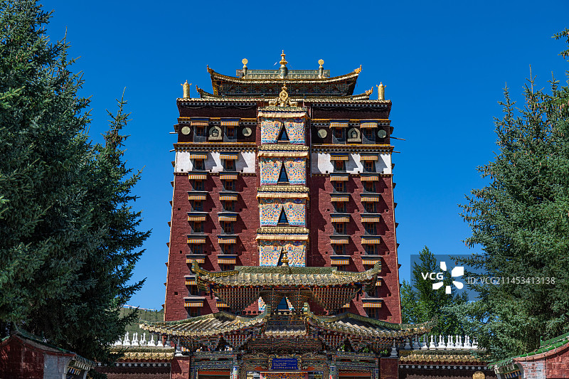 甘肃甘南合作市安多合作米拉日巴佛阁蓝天下的藏传佛教辉煌建筑图片素材