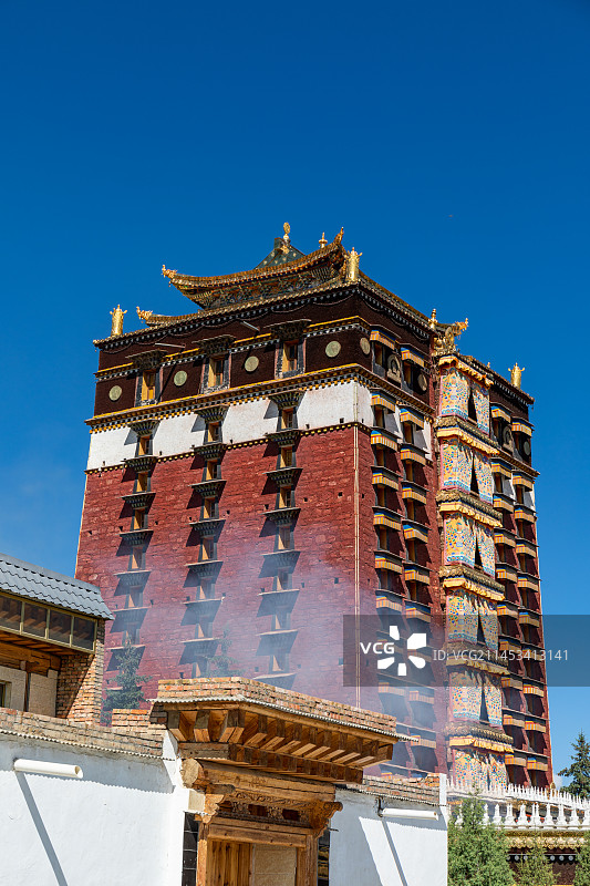 甘肃甘南合作市安多合作米拉日巴佛阁蓝天下的藏传佛教辉煌建筑图片素材