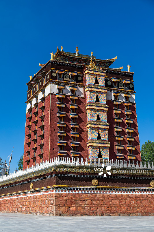 甘肃甘南合作市安多合作米拉日巴佛阁蓝天下的藏传佛教辉煌建筑图片素材