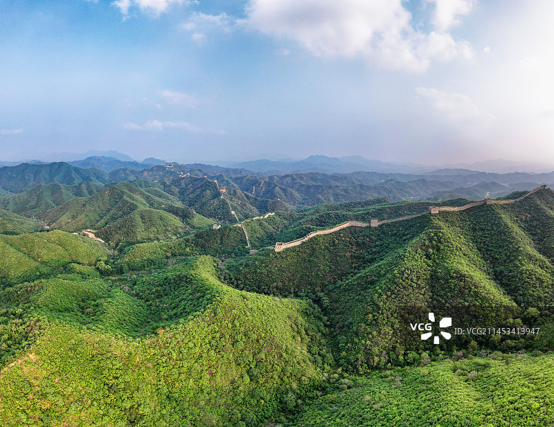 阳光下的万里长城与群山沟壑图片素材